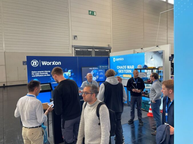 Besucher am zamics Messestand digitalBau 2026